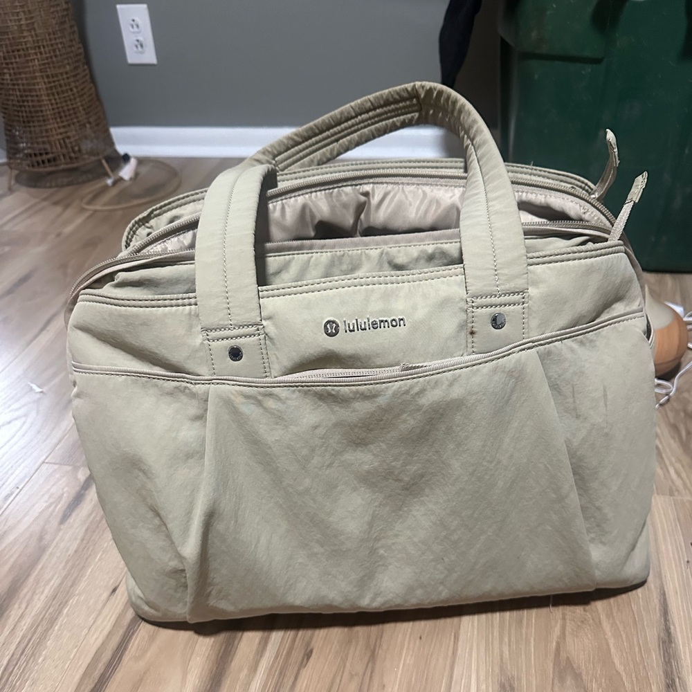 Lulu Lemon Throwback Triple Zip Bag 25L
